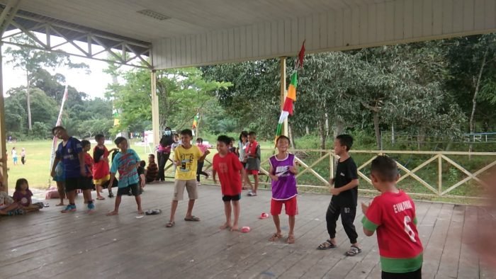 Kegiatan lomba 17 Agustus yang sangat antusias diikuti oleh kalangan anak-anak di Kutai Barat dalam memperingati HUT Kemerdekaan RI ke 76. Foto : BorneoFlash.com/Lilis Suryani.