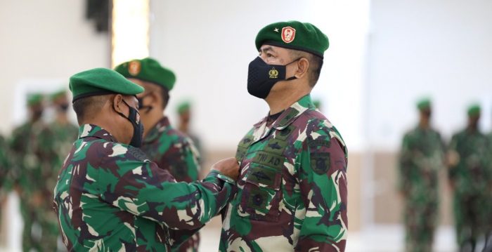 Pangdam VI/Mulawarman Mayjen TNI Heri Wiranto, M.M., M.Tr (Han) memimpin langsung acara Serah Terima jabatan Kasdam VI/Mulawarman dari pejabat lama Brigjen TNI Tri Nugraha Hartanta, S. Sos kepada pejabat baru Brigjen TNI Ibnu Bintang Setiawan, S.IP. M.M. di Aula Makodam VI/Mulawarman, Balikpapan, Kamis (19/8/2021). Foto : HO.