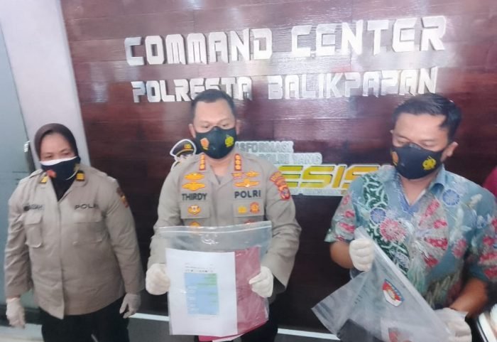 Kapolresta Balikpapan Kombes Pol V Thirdy Hadmiarso didampingi Kasat Reskrim Polresta Balikpapan Kompol Rengga Puspo Saputro menunjukkan BB kasus Video asusila melibatkan pelajar pada Jum'at (20/8/2021). Foto : BorneoFlash.com/Muhammad Eko.