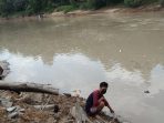 Air Sungai Kedang Pahu terlihat masih keruh namun warga setempat tetap menggunakan air sungai karena terpaksa lantaran tidak ada air lain. Foto : BorneoFlash.com/Lilis Suryani.