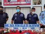 Petugas Rutan Kelas IIB Balikpapan saat menunjukan barang bukti hasil pemeriksaan kamar hunian Rutan Balikpapan. Foto : HO.