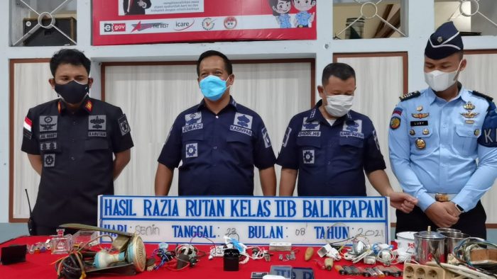 Petugas Rutan Kelas IIB Balikpapan saat menunjukan barang bukti hasil pemeriksaan kamar hunian Rutan Balikpapan. Foto : HO.