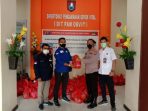 SKK Migas Kalsul - KKKS Eni Muara Bakau bekerjasama dengan Polda Kaltim, Untuk membantu masyarakat yang terdampak Covid-19 Penyerahan paket Sembako di Mako Polda Kaltim. Senin (23/8/2021). Foto : HO.