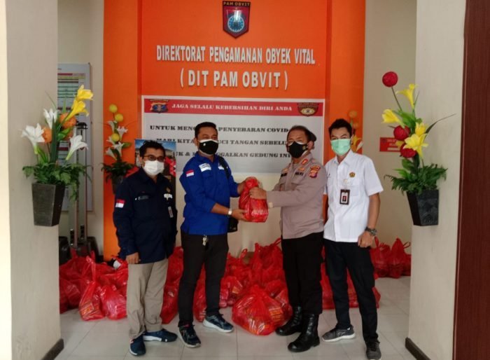 SKK Migas Kalsul - KKKS Eni Muara Bakau bekerjasama dengan Polda Kaltim, Untuk membantu masyarakat yang terdampak Covid-19 Penyerahan paket Sembako di Mako Polda Kaltim. Senin (23/8/2021). Foto : HO.