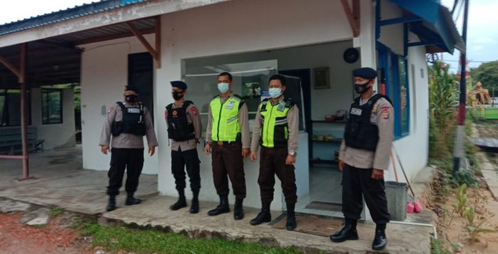 petugas Patroli Batalyon A Pelopor Satbrimob Polda Kaltim rutin menyambangi anggota Satpam di lingkungan Kota Balikpapan. Foto : HO.