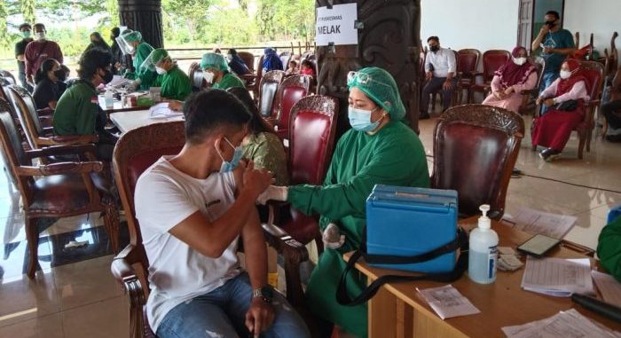 Pelaksanaan Program vaksinasi serentak Kabupaten Kutai Barat di Alun-alun ITHO Sendawar Kecamatan Barong Tongkok, Selasa (24/8/2021). Foto : BorneoFlash.com/Lilis Suryani.