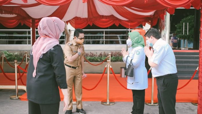 Direktur Jaminan Pelayanan Kesehatan BPJS Kesehatan Lily Kresnowati, yang didampingi oleh Deputi Direksi Wilayah Kaltimtengseltara BPJS Kesehatan Prio Hadi Susatyo, Bersama Wali Kota Balikpapan Rahmad Mas’ud. Dalam kegiatan kunjungan Presiden RI ke sentra vaksinasi Covid-19 di Balikpapan Sport and Convention Center Dome Kota Balikpapan, selasa (24/08/2021). Foto : HO.