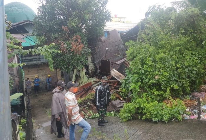 Bangunanan Rumah Roboh di Kawasan RT 06 Kelurahan Baru Ulu Kecamatan Balikpapan Barat. Foto : BorneoFlash.com/Muhammad Eko.
