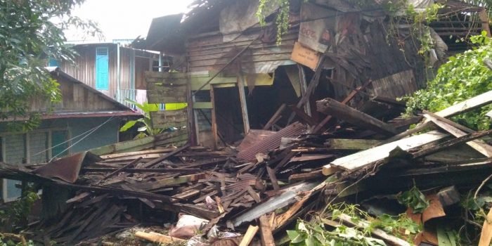 Salah satu Rumah warga yang rubuh di terjang hujan deras dan angin kencang
