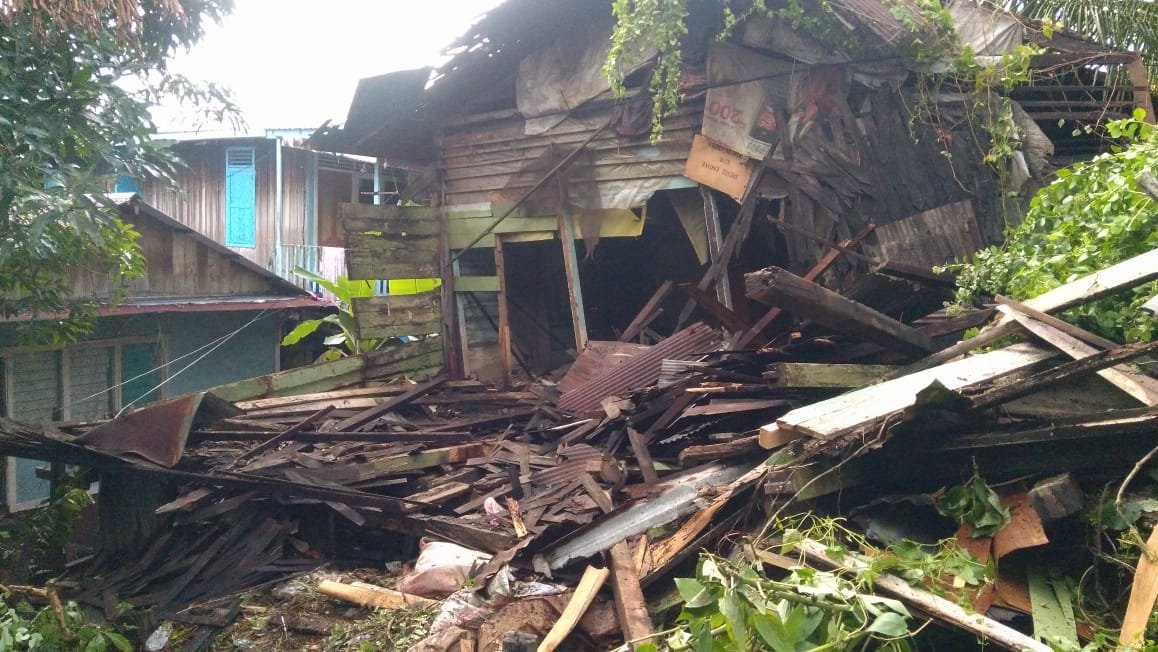 Salah satu Rumah warga yang rubuh di terjang hujan deras dan angin kencang