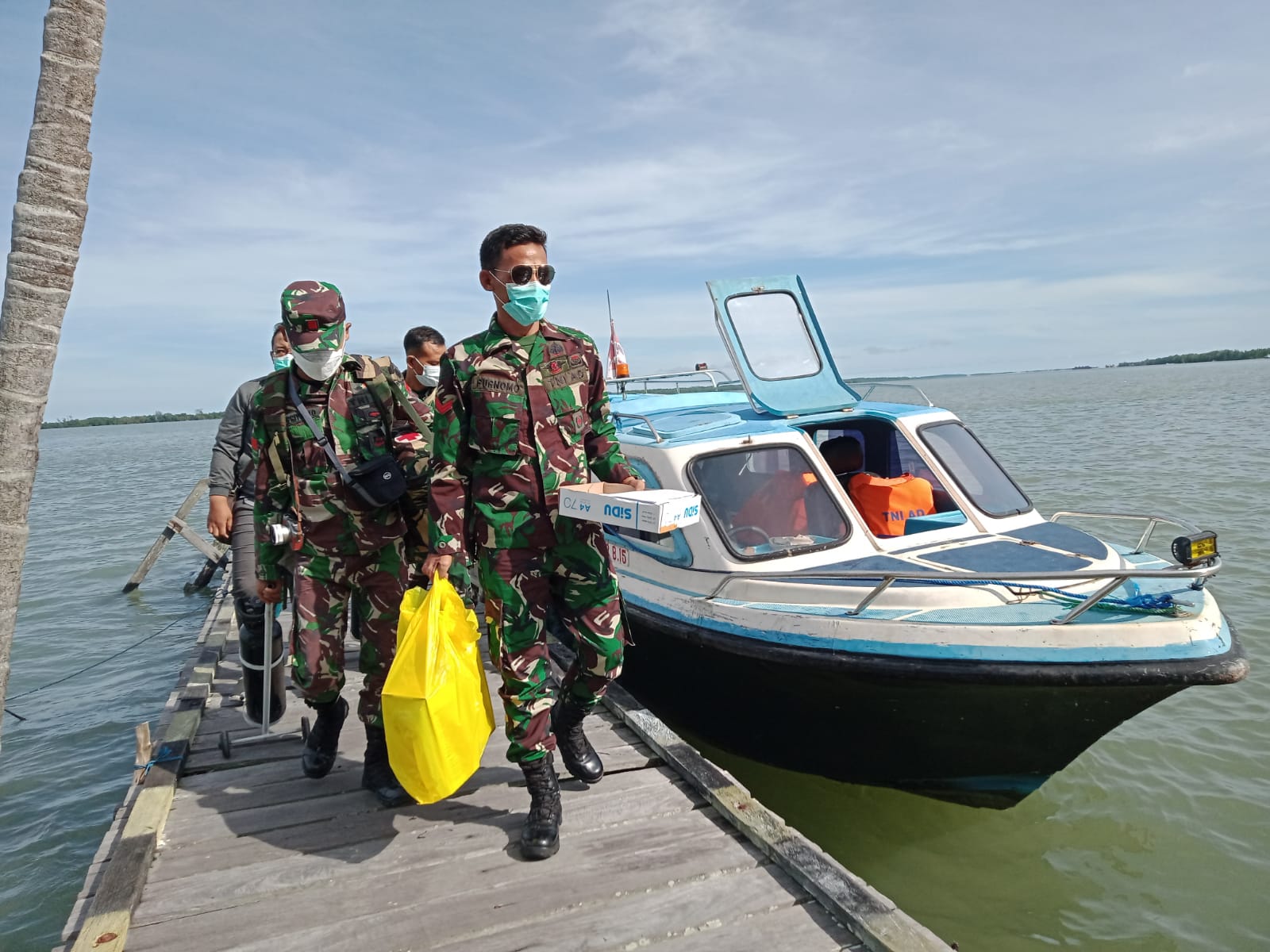 Kehadiran personel TNI tersebut dalam rangka menjalankan program serbuan vaksin Covid-19, di mana target ialah masyarakat Pulau Sadau yang sebelumnya belum mendapat vaksin.
