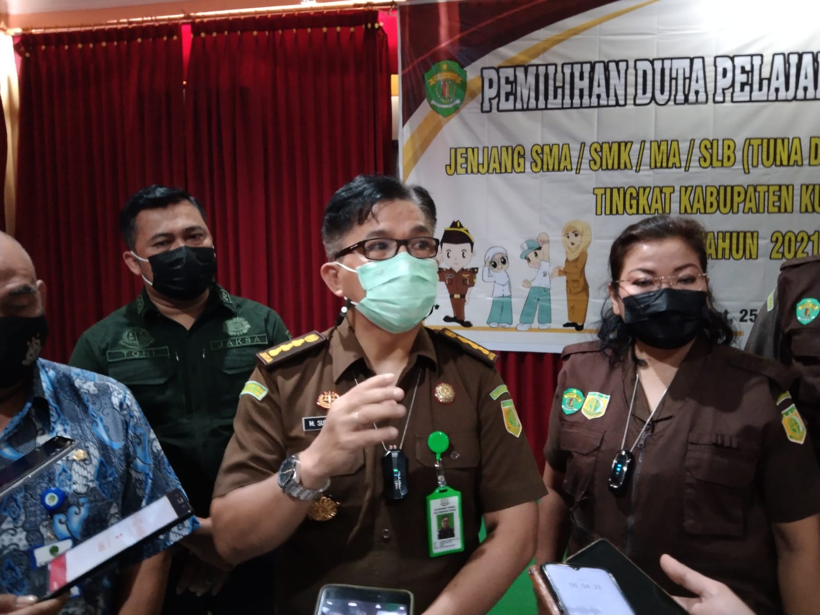 Asisten Bidang Intelijen Kejati Kalimantan timur, Muhammad Sumartono S.H., M.H (tengah) saat diinterview awak media saat pelaksanaan kegiatan penyeleksian duta pelajar sadar hukum di Kutai Barat.