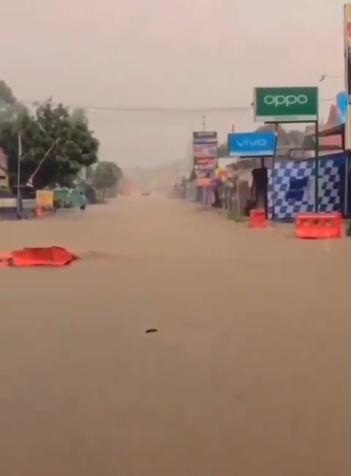 Ruas Jalan Poros Kutai Barat Banjir, Masyarakat Hanya Pasrah