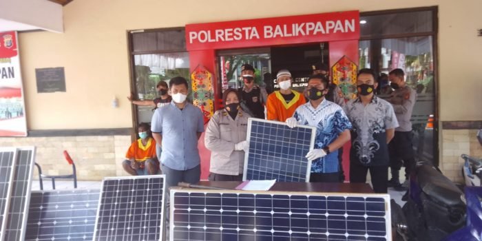 Tim Beruang Hitam Satreskrim Polresta Balikpapan berhasil menciduk S (28) warga Jalan Sepakat Laut RT 13 Kelurahan Baru Tengah Balikpapan Barat atas kasus pencurian 7 unit panel surya pada Kamis (12/8/2021) lalu. Foto : BorneoFlash.com/Muhammad Eko.