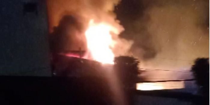 Situasi Kebakaran Gudang Dekor Interior pada Sabtu (28/8/2021) sekitar pukul 04.00 dini hari. Foto : BorneoFlash.com/Muhammad Eko.