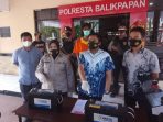 Kasat Reskrim Polresta Balikpapan Kompol Rengga Puspo Saputro, memperlihatkan Barang Bukti dua buah aki bermerek varta.dalam konferensi pers yang berlangsung di halaman Mapolresta Balikpapan pada Jumat (27/8/2021). Foto : BorneoFlash.com/Muhammad Eko.