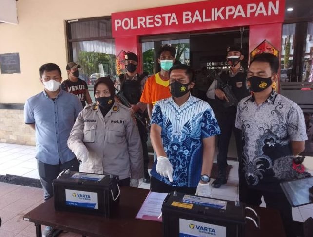 Kasat Reskrim Polresta Balikpapan Kompol Rengga Puspo Saputro, memperlihatkan Barang Bukti dua buah aki bermerek varta.dalam konferensi pers yang berlangsung di halaman Mapolresta Balikpapan pada Jumat (27/8/2021). Foto : BorneoFlash.com/Muhammad Eko.