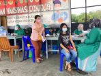 Ilustrasi screening pemeriksaan kesehatan sebelum dilakukan pemberian  vaksin Covid-19 di Makodim 0912/KBR.