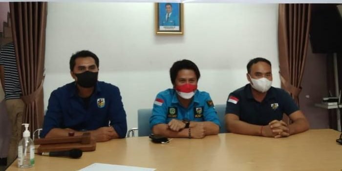 Ketua KNPI Kubar, Canissius Arjan (tengah) saat pimpin rapat intern dengan salah satunya faksi perusahaan di Kutai Barat.