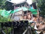 Kondisi rumah terdampak tanah longsor terpantau pada Senin (30/8/2021). Foto : BorneoFlash.com/Muhammad Eko.