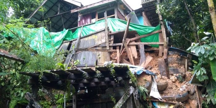 Kondisi rumah terdampak tanah longsor terpantau pada Senin (30/8/2021). Foto : BorneoFlash.com/Muhammad Eko.