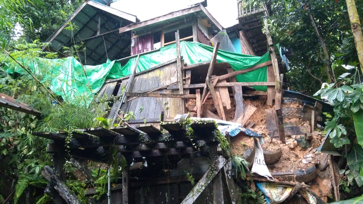 Dua Rumah Nyaris Tertimbun Tanah Longsor di Gunung Steling