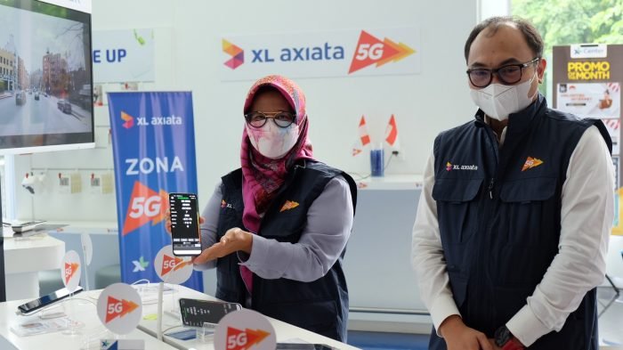 Presiden Direktur & CEO XL Axiata, Dian Siswarini (kiri) bersama dengan Direktur & Chief Technology Officer XL Axiata, I Gede Darmayusa (kanan) mencoba demo layanan 5G yang tersedia di XL Center, XL Axiata Tower, Jakarta, Rabu (18/8/2021). Foto : HO. Presiden Direktur & CEO XL Axiata, Dian Siswarini (kiri) bersama dengan Direktur & Chief Technology Officer XL Axiata, I Gede Darmayusa (kanan) mencoba demo layanan 5G yang tersedia di XL Center, XL Axiata Tower, Jakarta, Rabu (18/8/2021). Foto : HO.