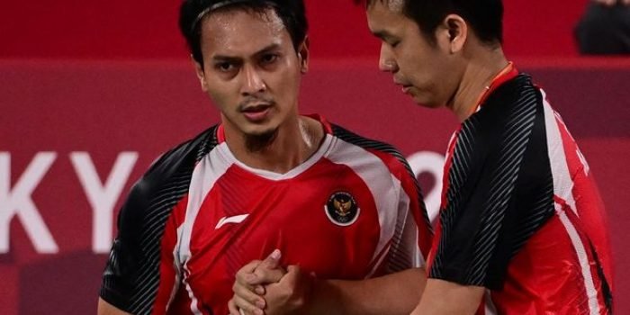 Ganda putra Indonesia Mohammad Ahsan/Hendra Setiawan meminta maaf usai gagal meraih medali perunggu di Olimpiade Tokyo 2020. Foto : AFP/PEDRO PARDO.