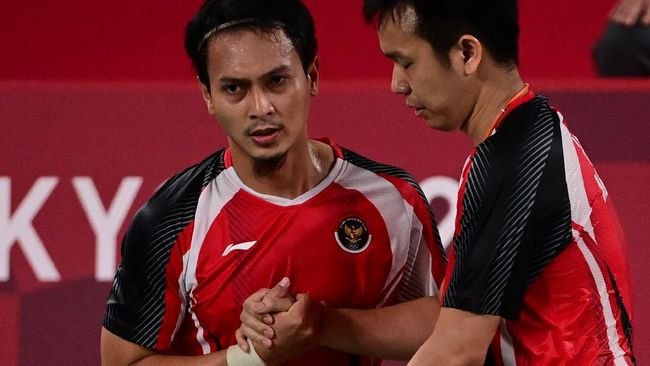 Ganda putra Indonesia Mohammad Ahsan/Hendra Setiawan meminta maaf usai gagal meraih medali perunggu di Olimpiade Tokyo 2020. Foto : AFP/PEDRO PARDO.