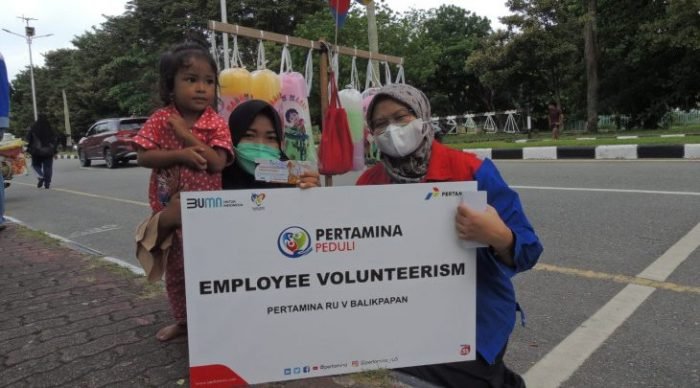 Pedagang asongan di Lapangan Merdeka, mendapat kupon yang bisa ditukarkan bahan makanan dari para pekerja muda Pertamina. Foto : HO.