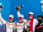 Pebalap Indonesia Sean Gelael (dua kanan) mengangkat trofi setelah finis kedua balapan FIA World Endurance Championship 24 Hours of Le Mans di Paris, Minggu (22/8/2021. Foto : HO/Tim JOTA.