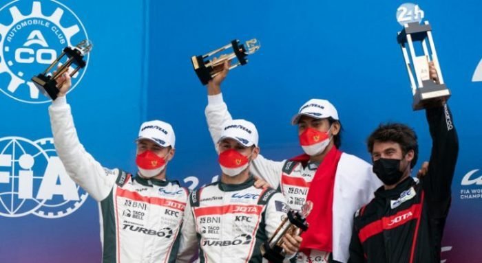 Pebalap Indonesia Sean Gelael (dua kanan) mengangkat trofi setelah finis kedua balapan FIA World Endurance Championship 24 Hours of Le Mans di Paris, Minggu (22/8/2021. Foto : HO/Tim JOTA.