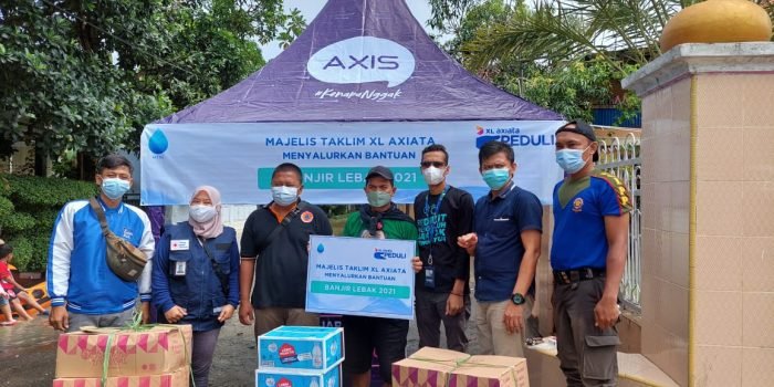 Penyerahan bantuan kepada para korban di lokasi banjir dilakukan secara langsung oleh Perwakilan XL Axiata Jabodetabek kepada aparat lingkungan setempat di Kampung Barangbang, Rangkasbitung, Selasa (14/9/2021). Foto : HO.
