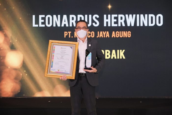 Chief Corporate Services Officer Kideco, Leonardus Herwindo meraih penghargaan Terbaik tingkat Direksi dalam ajang ISDA 2021. Foto : HO.