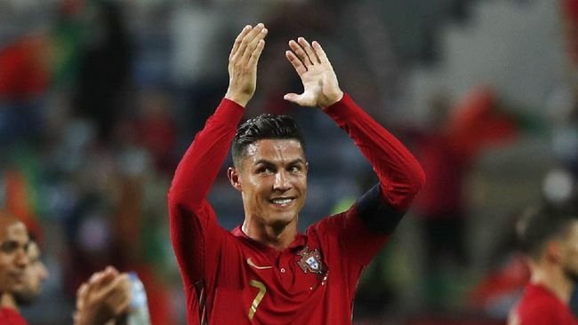 Cristiano Ronaldo dilepas dari timnas Portugal. Foto : Reuters/Pedro Nunes.