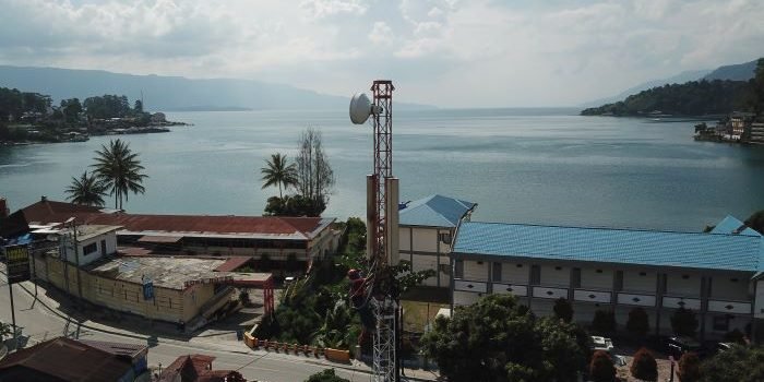 Teknisi XL Axiata sedang melakukan pemeriksaan terhadap perangkat BTS di daerah wisata Danau Toba, Parapat, Sumatera Utara. Foto : HO.