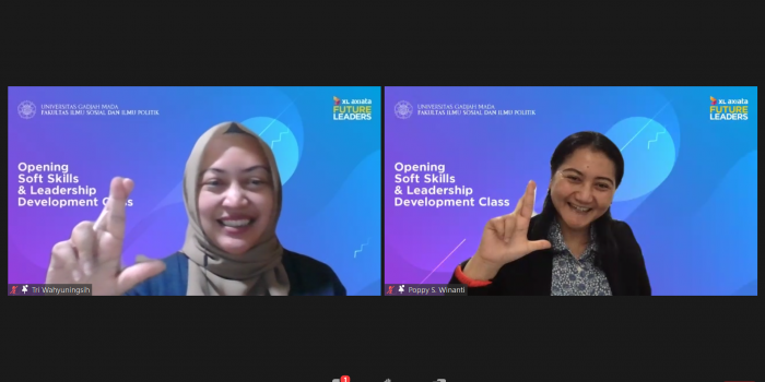 Group Head Corporate Communication XL Axiata, Tri Wahyuningsih (kiri) bersama dengan Wakil Dekan Bidang Kerjasama Alumni, dan Penelitian FISIPOL UGM, Dr. Poppy Sulistyaning Winanti, M.P.P, M.Sc (kanan) dalam acara implementasi Program Kampus Merdeka, Faku