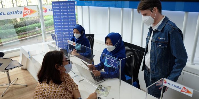 Direktur & Chief Commercial Officer XL Axiata, David Arcelus Oses menyapa pelanggan yang berkunjung ke XL Center XL Axiata Tower di Jakarta, dalam rangka menyambut Hari Pelanggan Nasional 2021 di Jakarta, Jumat (3/9/2021). Foto : HO.