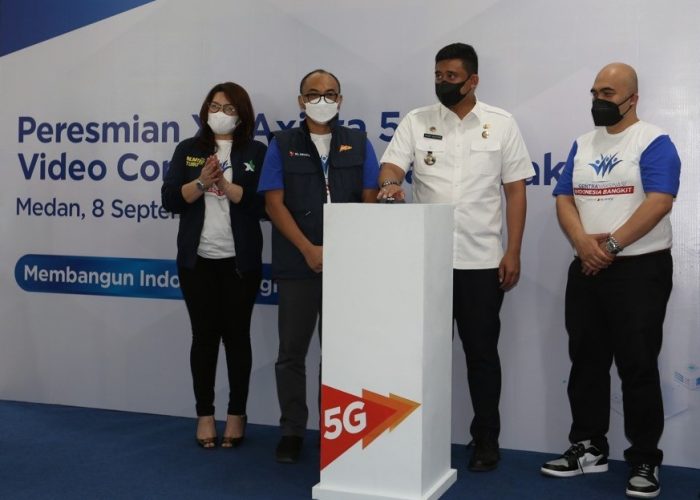 Walikota Medan, Muhammad Bobby Afif Nasution (kedua kanan) bersama dengan Direktur & Chief Technology Officer XL Axiata, I Gede Darmayusa, (kedua kiri), Group Head XL Axiata West Region, Desy Sari Dewi (kiri ), Chief Human Capital Officer XL Axiata, M. Hira Kurnia (kanan) dalam acara peresmian Sentra Vaksinasi Indonesia Bangkit dan Pengenalan Jaringan 5G di Medan. Rabu (8/9/2021). Foto : HO.