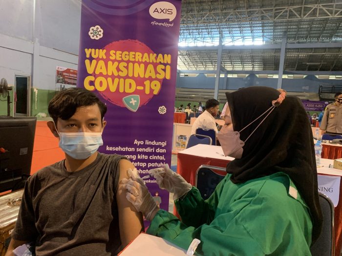 Mahasiswa sedang mendapatkan vaksinasi Covid-19 di Kampus IAIN Pontianak, Kalimantan Barat, Rabu (22/9). Program vaksinasi yang didukung AXIS ini menyasar lebih dari 3.000 orang Mahasiswa dan pelajar dari Pontianak dan sekitarnya. Foto : HO.