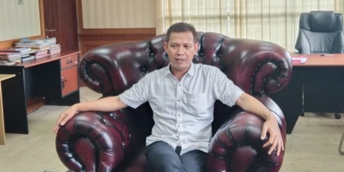 Plt Kepala BPBD Kubar, Adrianus Joni saat ditemui di ruangannya pada kamis (2/9/2021). Foto : BorneoFlash.com/Lilis Suryani.