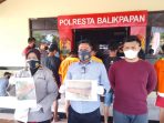 Kasat Reskrim Polresta Balikpapan Kompol Rengga Puspo Saputro menunjukan BB pencurian tiang telepon Kamis (2/9/2021) lalu. Foto : BorneoFlash.com/Muhammad Eko.