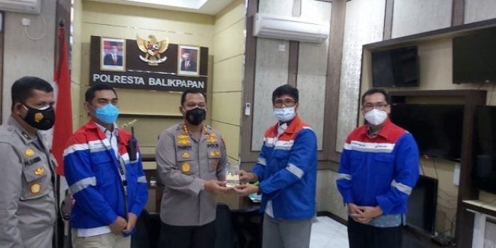 Pertamina melalui Kilang Pertamina Internasional (KPI) RU Balikpapan melakukan kunjungan ke Polresta Balikpapan Kamis (2/9/2021). Foto : HO.