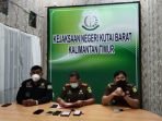 Kepala Kejari Kubar, Bayu Pramesti (tengah) di dampingi Kasi Pidsus, Iswan Noor (kanan) dan Kasi Intel (Ricki) saat memberikan keterangan pers mengenai peningkatan status penyidikan kasus dugaan korupsi di Disdikbud Kubar pada Kamis (2/9/2021). Foto : BorneoFlash.com/Lilis Suryani.