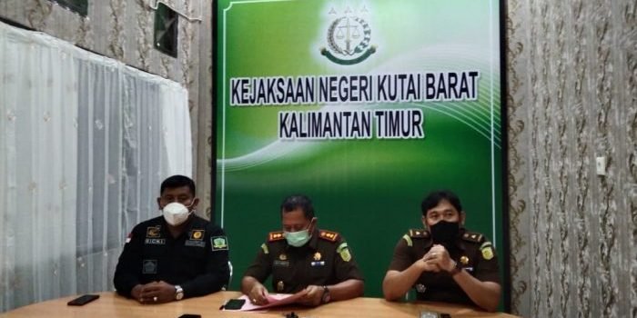 Kepala Kejari Kubar, Bayu Pramesti (tengah) di dampingi Kasi Pidsus, Iswan Noor (kanan) dan Kasi Intel (Ricki) saat memberikan keterangan pers mengenai peningkatan status penyidikan kasus dugaan korupsi di Disdikbud Kubar pada Kamis (2/9/2021). Foto : Bor