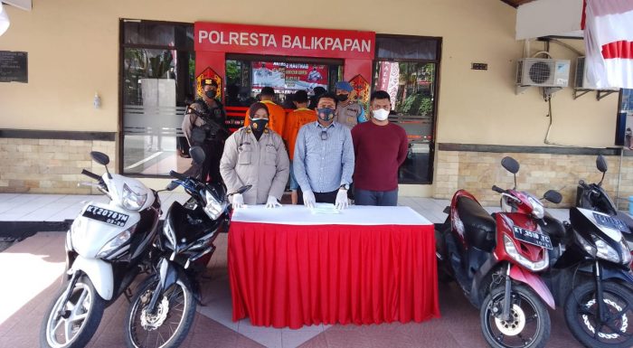 Kasat Reskrim Polresta Balikpapan Kompol Rengga Puspo Saputro didampingi Kasubbag Humas Iptu Nurhaedah dalam konferensi pers kasus tindak pidana Curanmor di Mapolresta Balikpapan pada Kamis (2/9/2021). Foto : BorneoFlash.com/Muhammad Eko.