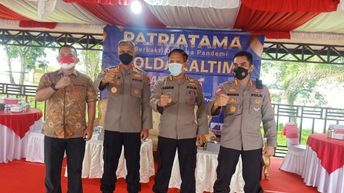 Ditlantas Polda Kalimantan Timur bersama alumni Akpol tahun 1995 melangsungkan vaksinasi massal dan bakti sosial di Lapangan SPN Polda Kalimantan Timur, Jumat (3/9/2021).