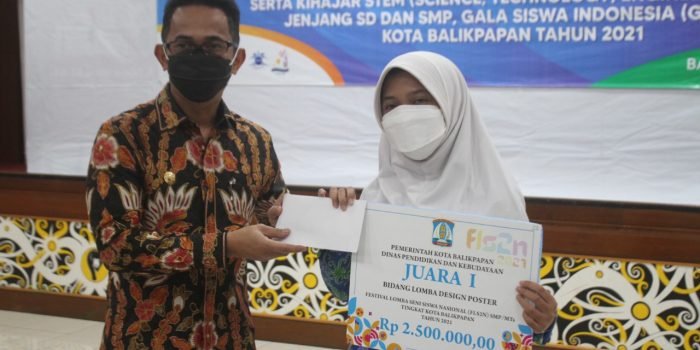 Wali Kota Balikpapan H Rahmad Mas'ud memberikan penghargaan secara langsung kepada pelajar dan siswa kota Balikpapan yang berprestasi dalam dunia pendidikan, yang berlangsung di Aula kantor Pemkot Balikpapan. Jum'at (3/9/2021). Foto : BorneoFlash.com/Muha