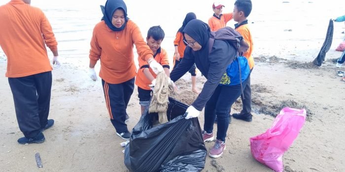 Kegiatan Bersih Pantai Damba Disambut Antusias, Japai Kopi Kolaborasi dengan Gerak Kecil Gaet Kaum Milenial  