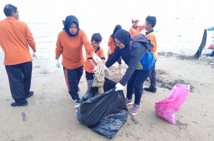 Pelajar Balikpapan ikut berpartisipasi memberikan pantai Damba pada Sabtu (4/9/2021). Foto : BorneoFlash.com/Muhammad Eko.